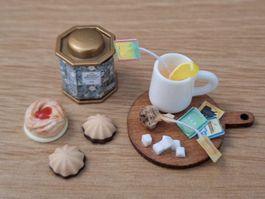 Tee Set mit Zuckerwürfeln, Teebeutel und Kekse