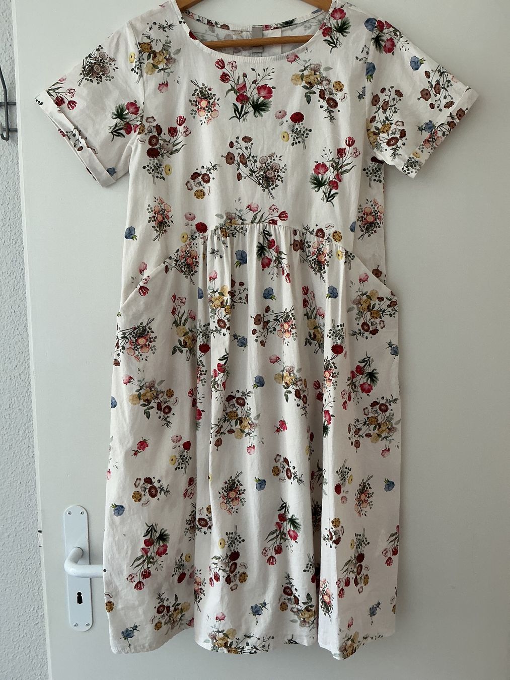 Vestiti: Wunderschönes Baumwollkleid mit Blumenmuster – Usato da Triesen venduto da boston7