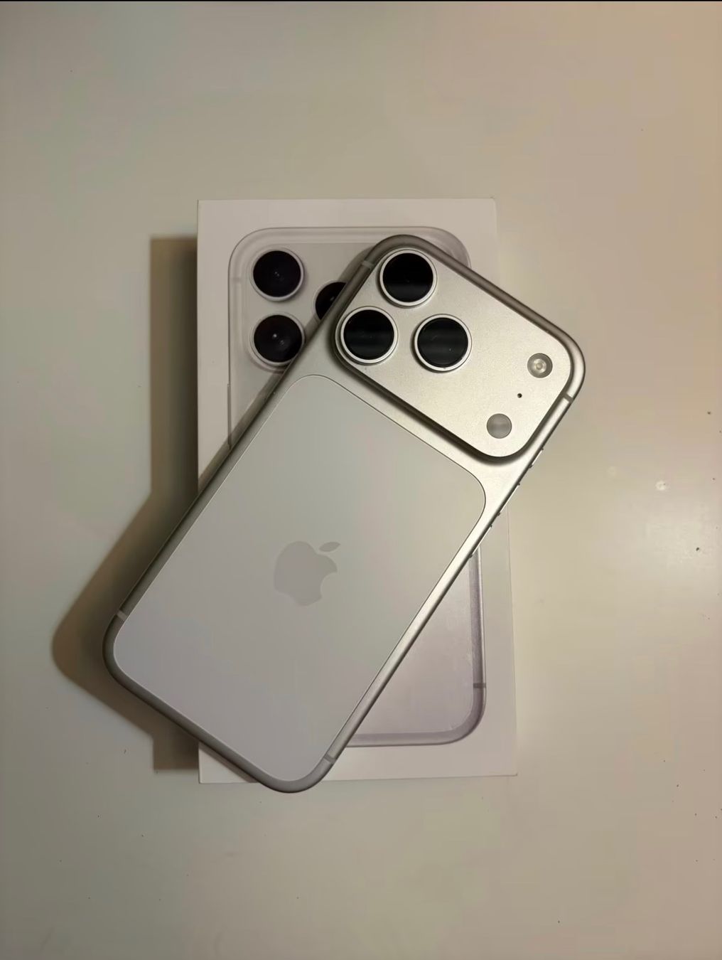 Apple Telefoni cellulari / Smartphones: Iphone 17 Pro 256 GB White – Usato da Zermatt venduto da Elektro.Broker 1
