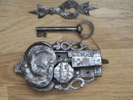 Antikes Truhenschloss mit Schlüssel geschmiedet