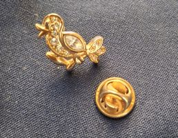 Zwei Pins