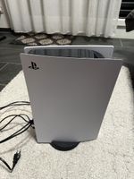 Sony PlayStation 5 Konsole mit zwei Controllern und Headset