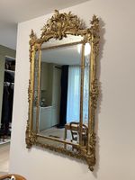 Antiker Wandspiegel goldfarben mit Ornamenten verziert