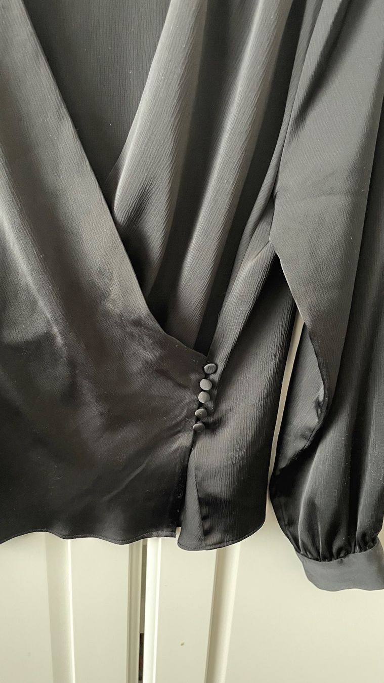 H&M Blusen: Schwarze H&M Bluse in Wickeloptik, Gr.38 – Gebraucht aus Biel/Bienne von gul_fxx2 1