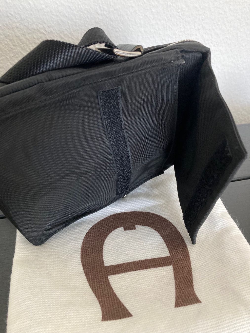 Aigner Borse da donna: Aigner Umhängetasche aus Nylon, schwarz – Usato da St.Gallen venduto da Uccio1 1