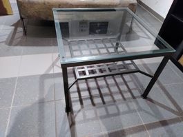 Glas-Couchtisch, Metallgestell