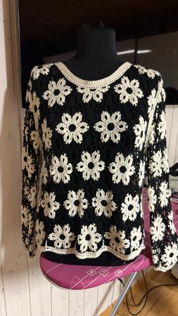 Damen Häkelpullover schwarz weiss Blumenmuster neuwertig M