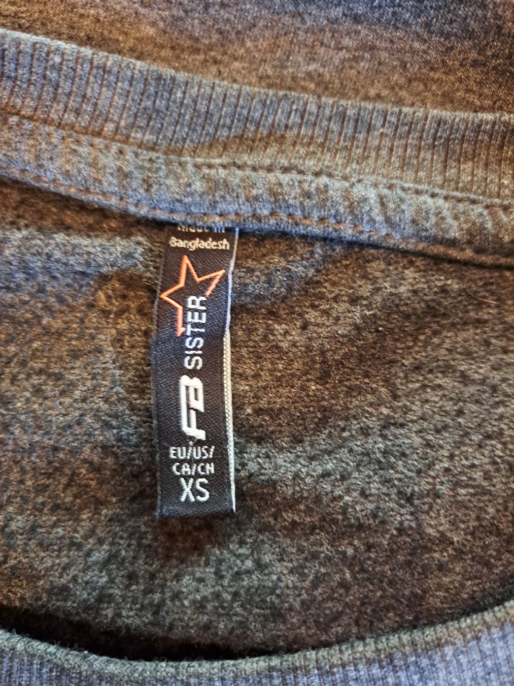 Maglioni & Felpe: Damen Pullover grau Serial Chiller Aufdruck – Usato da Rafz venduto da MuriFinn 3
