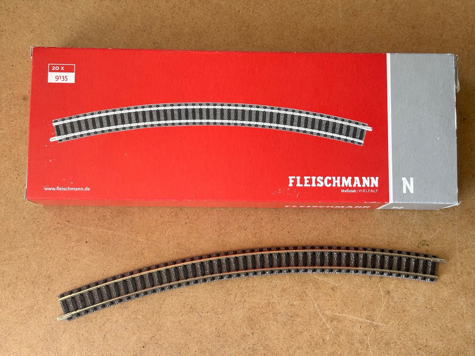 Fleischmann Modellini di ferrovie: Fleischmann 9135 Gebogenes Gleis R4 30° – Nuovo e nell'imballaggio originale da Hauterive NE venduto da eriamch