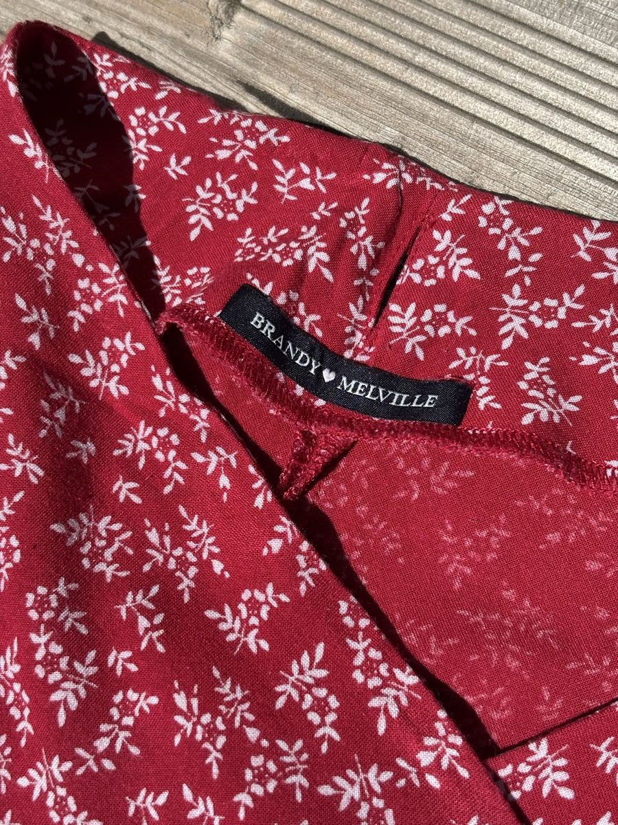 Brandy Melville Gonne: Brandy Melville Rock Rot mit Blumenmuster onesize – Usato da Fehraltorf venduto da lea_9bt5 2