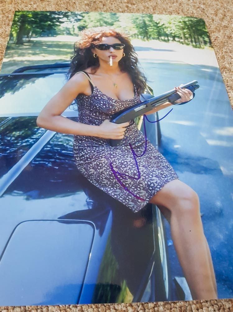 Autografi: Monica Bellucci - Autogramm auf Foto – Usato da Kaisten venduto da Simpsons4