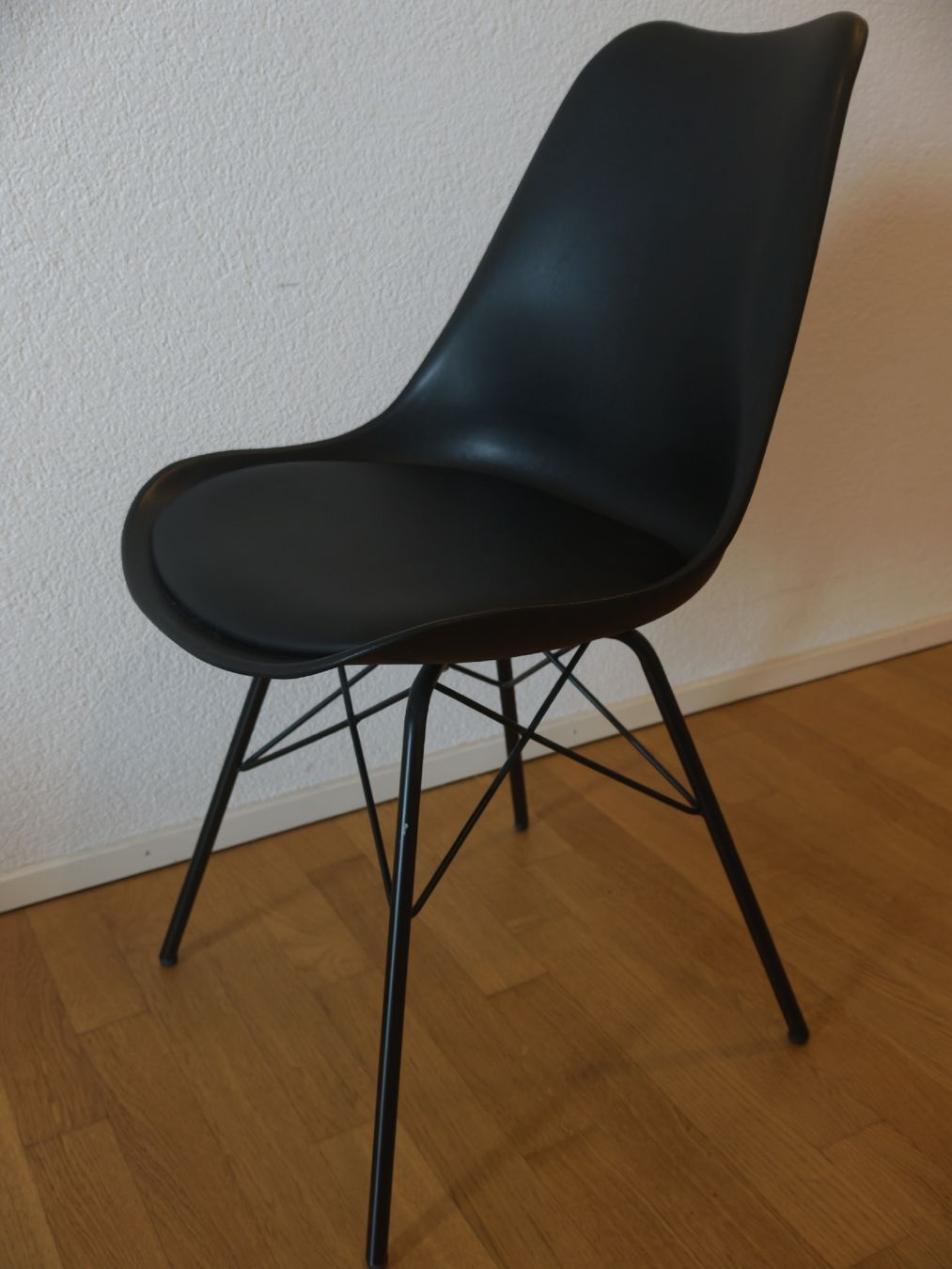 Conforama Chaises: 4x schwarze Esszimmerstühle – Neuf (Voir description) à Emmen par shi_l2g8 4