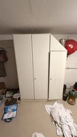 Kleiderschrank einseitig abgeschrägt