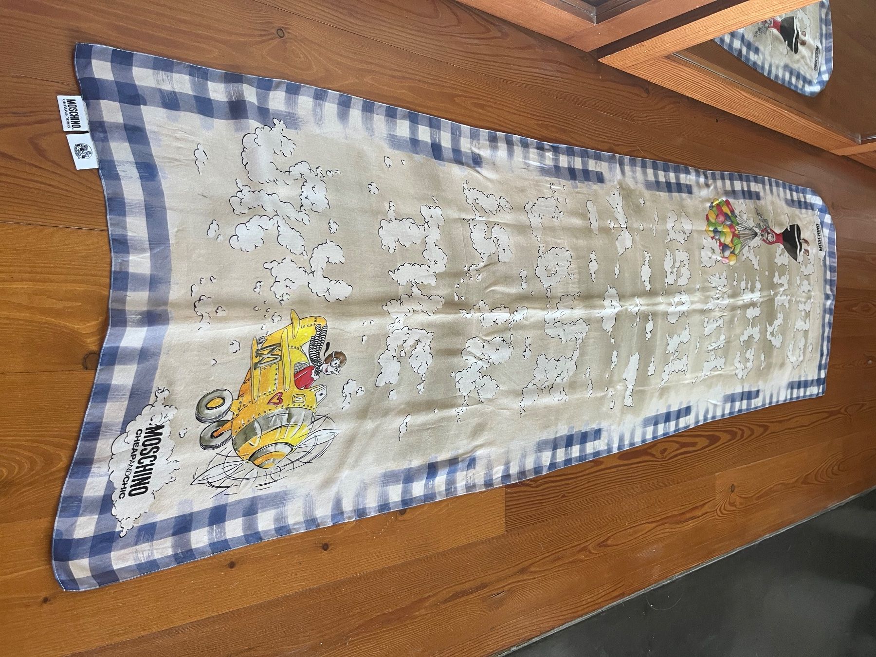 Moschino Foulard & Sciarpe: Moschino Seidenfoulard – Usato da Saanen venduto da SoniaMichaela