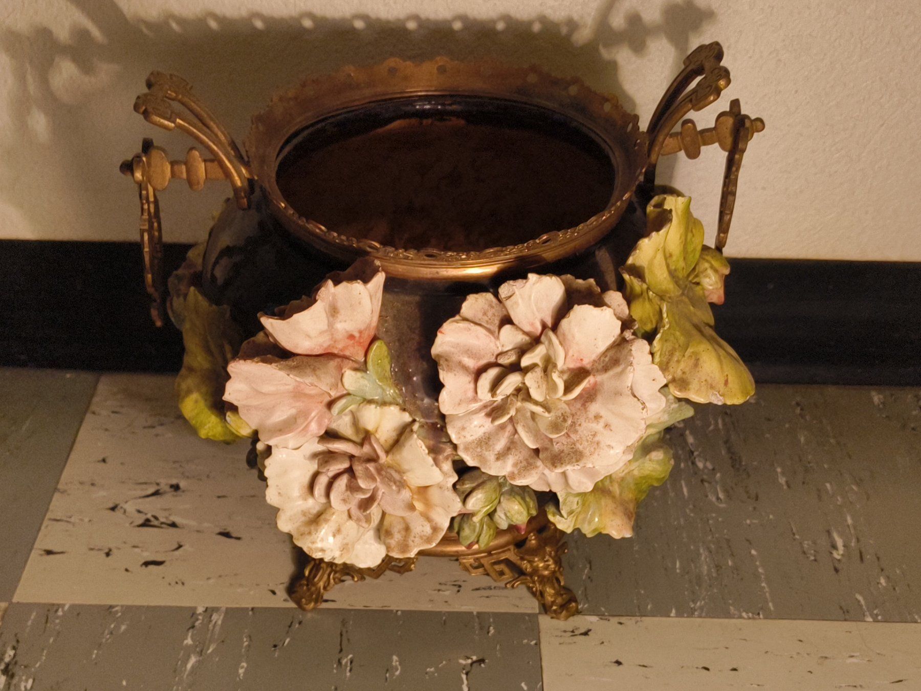 Vasi per fiori: Antik Blütencachepot Barbotine-Technik Frankreich – Usato da stettlen venduto da VintageBern_ch
