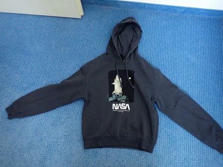2 Kapuzenpullover in Grösse XS mit kleineren Flecken