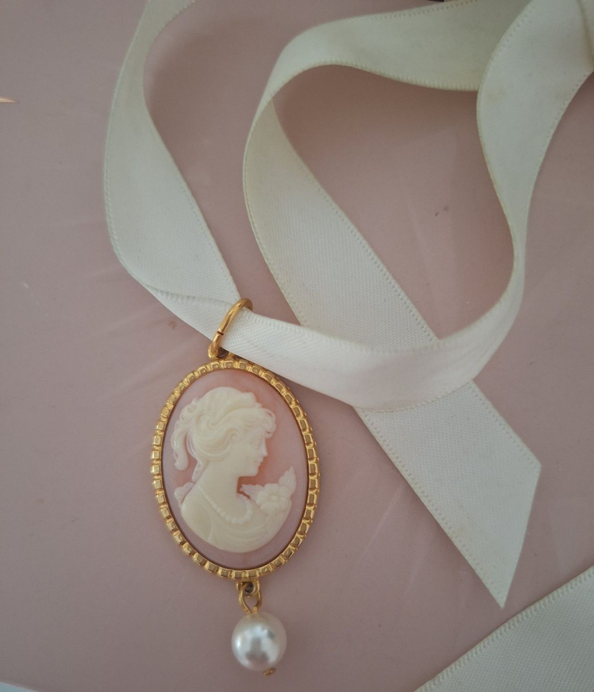 Ciondoli: Vintage Medaillon mit Satinband mit Perle – Usato da Kerzers venduto da ExpressoTerreno