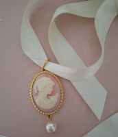 Vintage Medaillon mit Satinband mit Perle