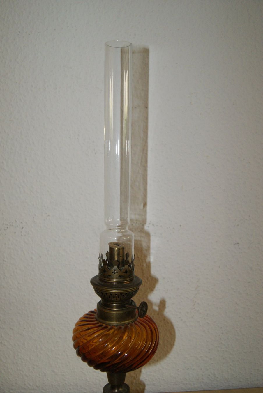 Lampade: Antike Petroleumlampe mit gelbem Glas – Usato da Zürich venduto da Widi1 3