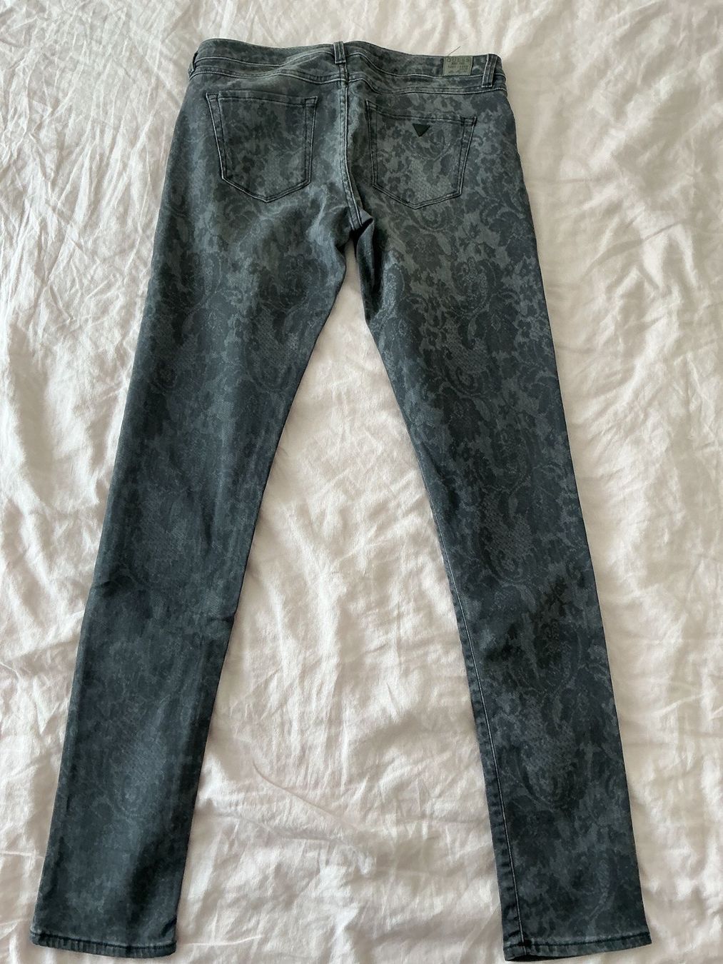 Jeans: Guess Damenjeans Gr. 31 grau gemustert – Usato da Dietlikon venduto da Smonny 1