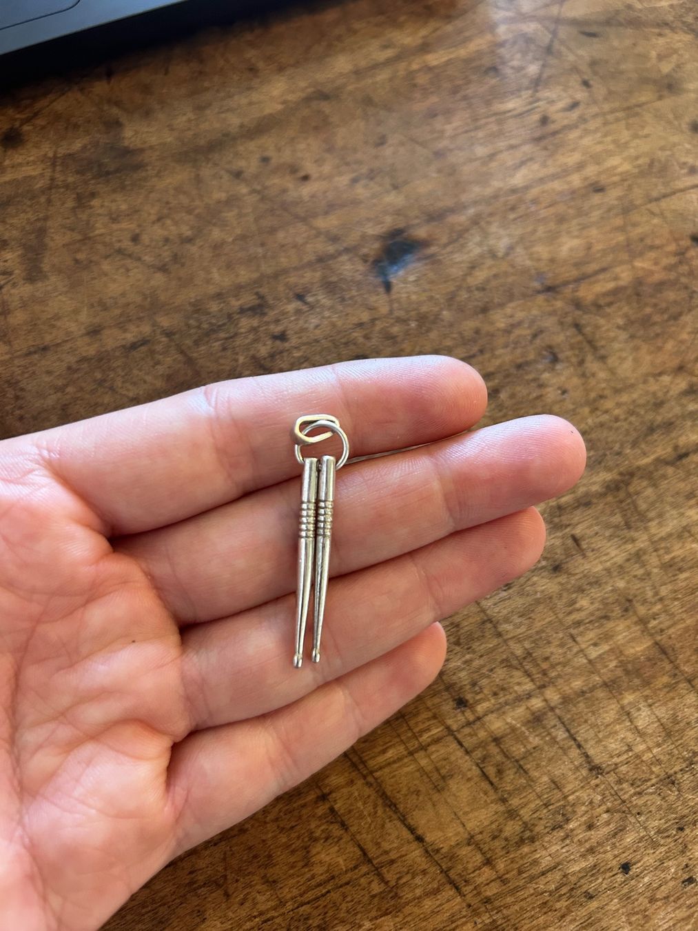 Ciondoli: Pendentif baguettes de batterie en argent – Usato da Lausanne venduto da SavaLilie 1