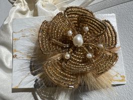 Elegante Brosche Gold/Champagne Farbe. Echte Perlen und Pelz
