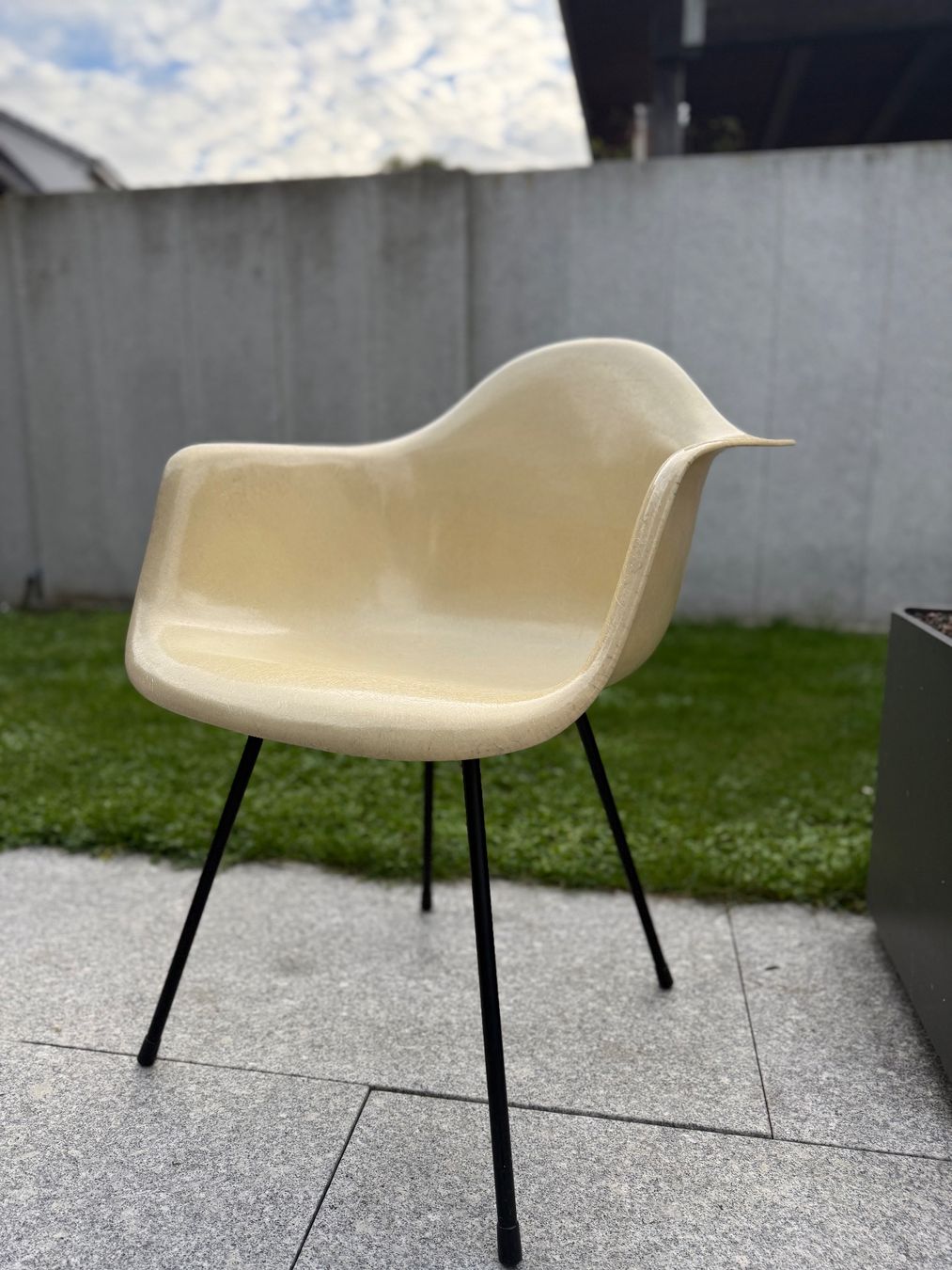 Eames Poltrone: Original Eames Arm-Chair in white, 2nd Zenith Generation – Usato da Oberentfelden venduto da Swissair72