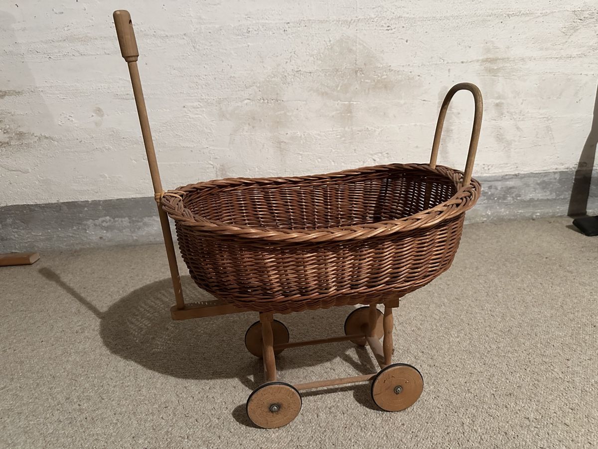 Wisa Gloria Puppenwagen: Puppenstubenwagen geflochten – Gebraucht aus Sigriswil von