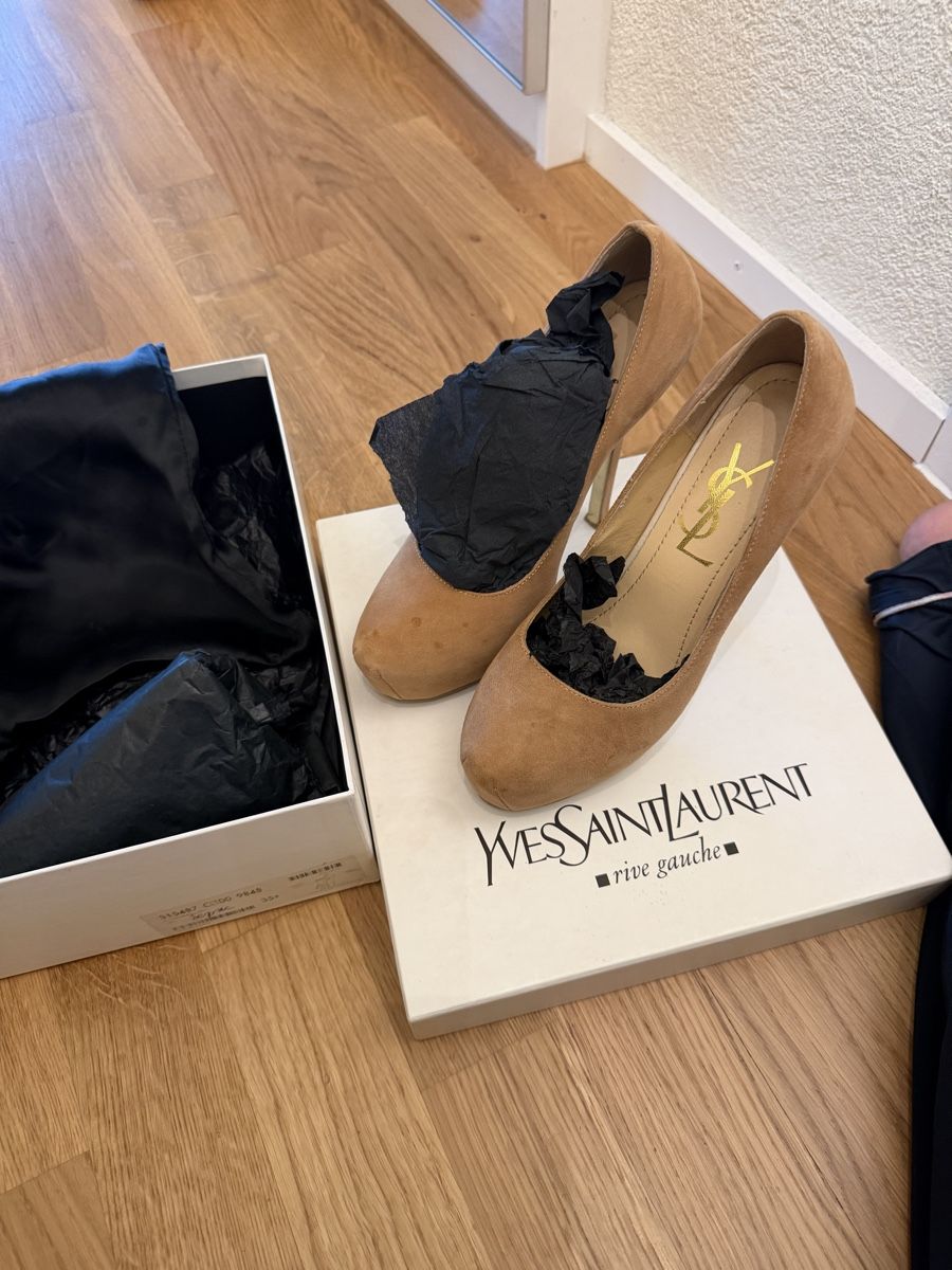 Saint Laurent Chaussures femmes: YSL Pumps beige size 37.5 suede with box – D'occasion à Reinach BL par K.zh.A