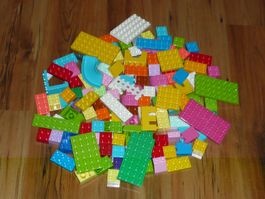 Toller Duplo Posten mit grosser Platte und vielen Bausteinen