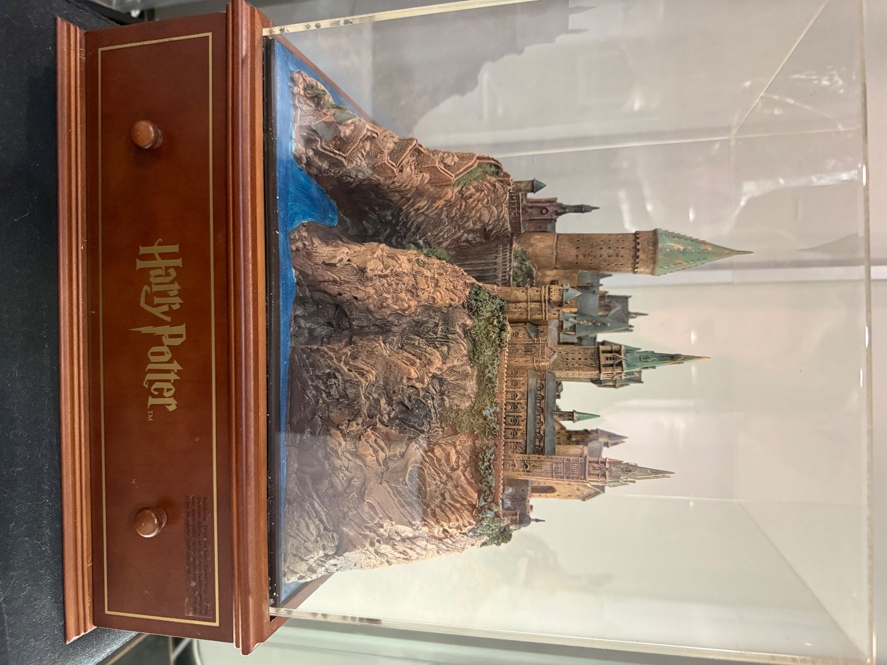 Vitrinen: Harry Potter Schloss Vitrine mit Schublade – Gebraucht aus Hinwil von Mbaumann1