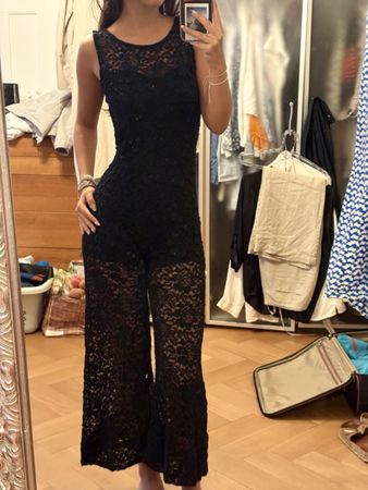 Eleganter Jumpsuit mit Spitze | sheer an den Beinen