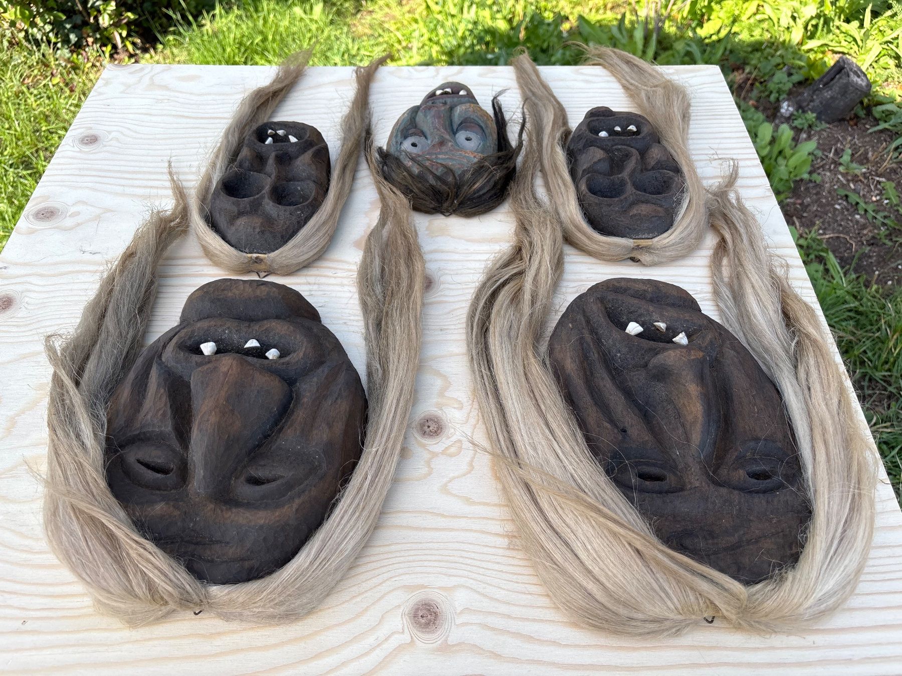 Altro in Antiquarato & Arte: 5 schöne alte Walliser Holzmasken – Usato da Feldbach venduto da Olive1 5