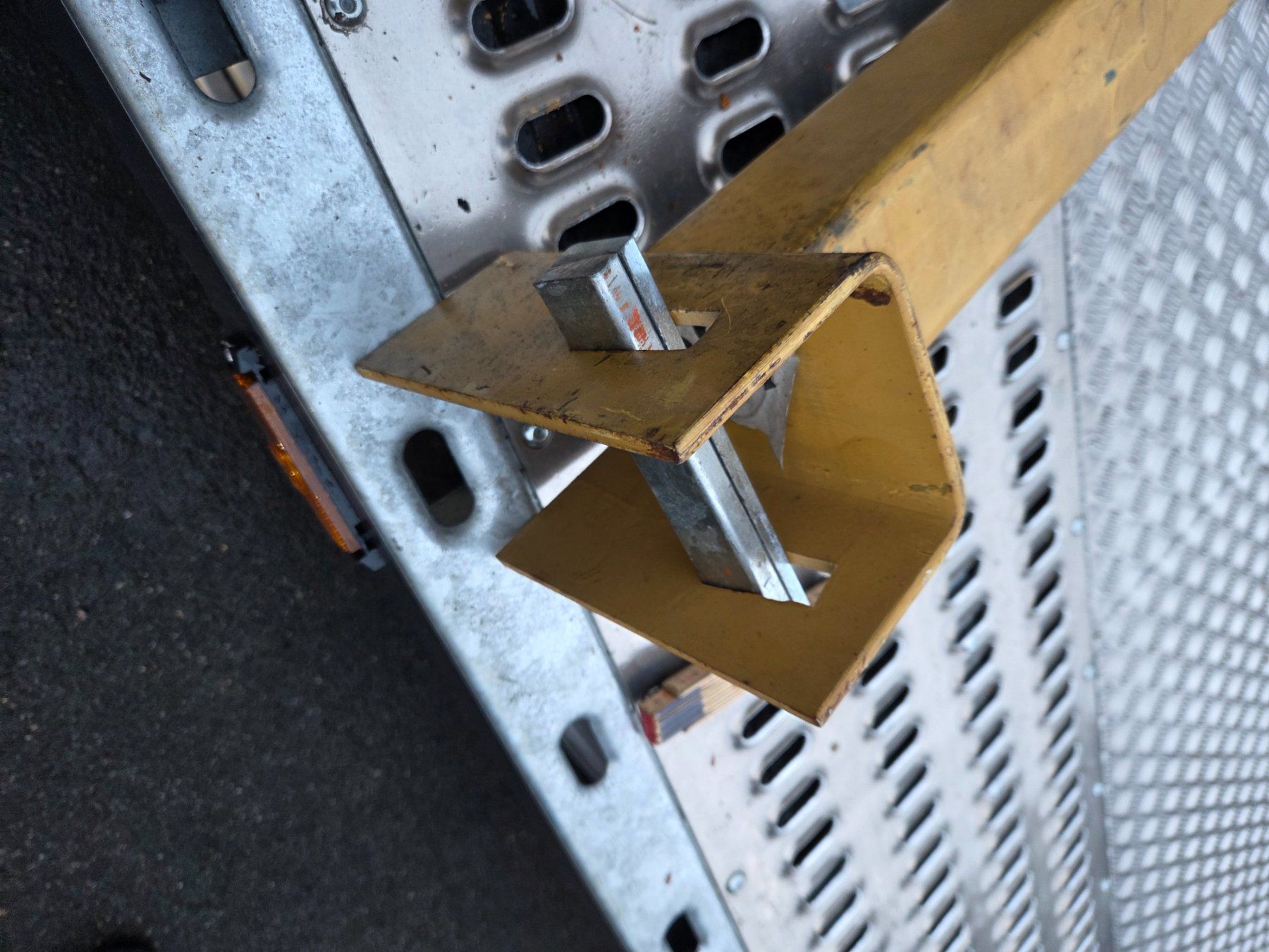 Scaffali: Kragarm mit Metall Haken – Usato da Fischbach-Göslikon venduto da Emanuel.Bardhi 6