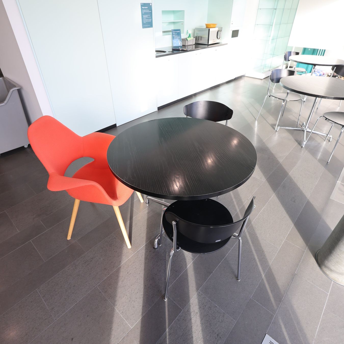 Vitra Tische: Vitra Eames Contract Table rund, grosse Platte – Gebraucht aus Affoltern am Albis von Zapro 3