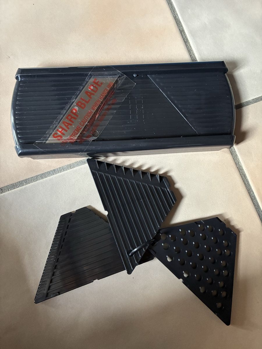 Appareils de cuisine: Mandoline avec accessoires  – Neuf avec emballage d'origine à Berlens par aye_lf66