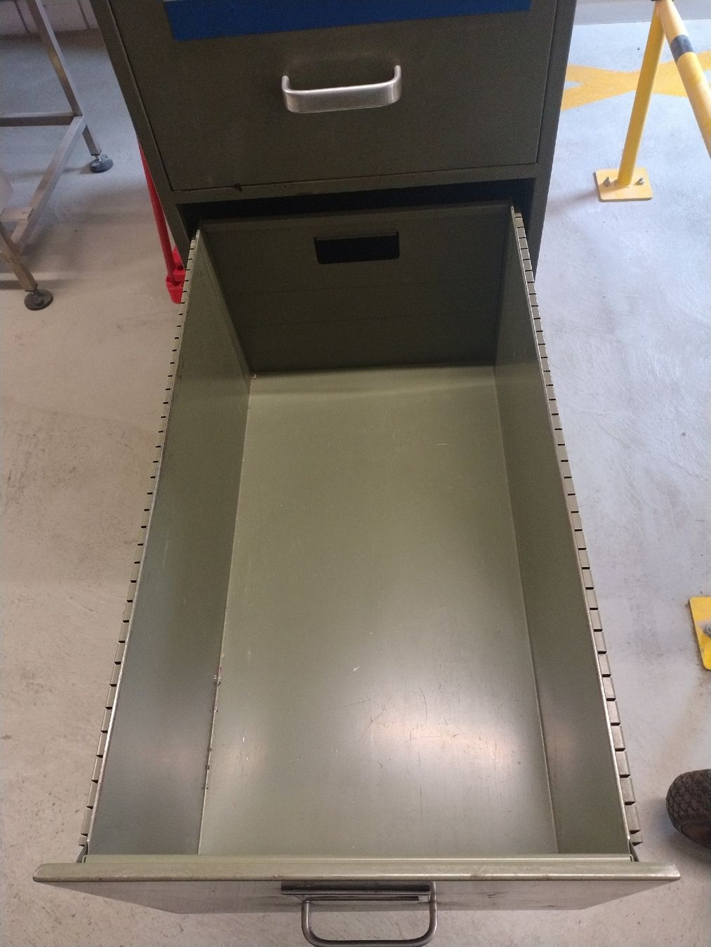 Schränke: Vintage Metall Schrank. – Gebraucht aus Brüttisellen von Grorbas 1