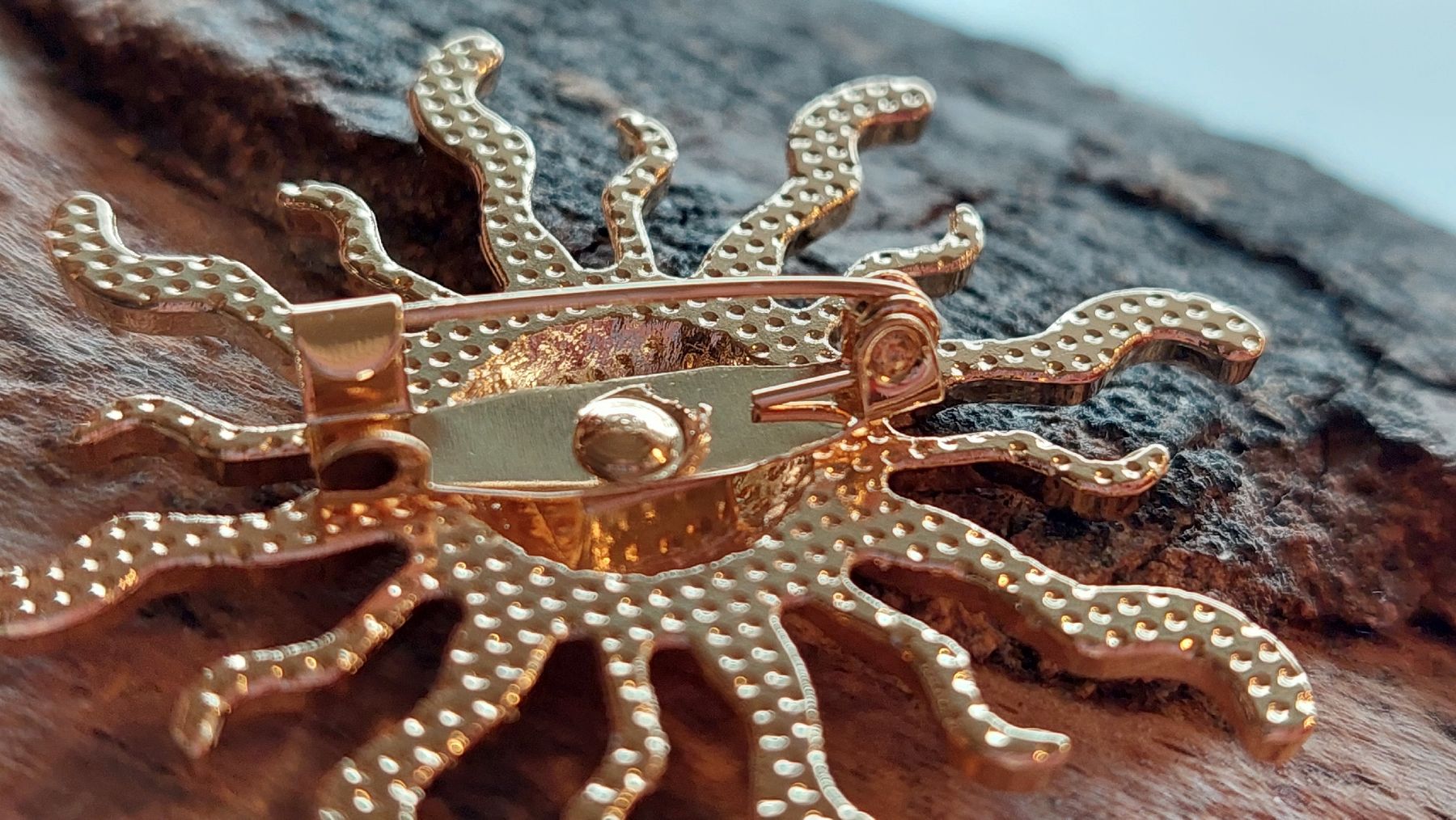 Broschen & Nadeln: Goldene Sonne Brosche, Durchmesser 4.5 cm – Neu (gemäss Beschreibung) aus Oberwil BL von Hunajakakku 3