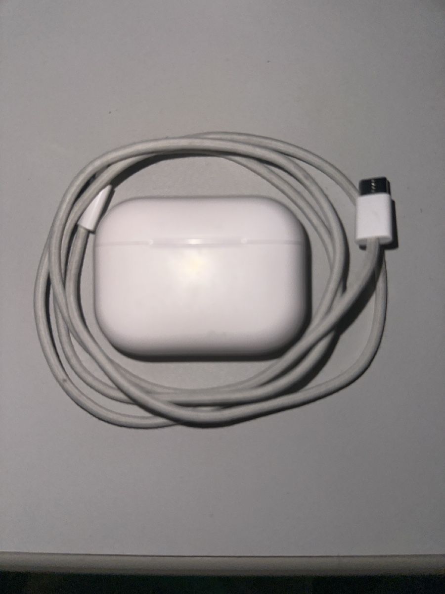 Apple Cuffie: AirPods Case mit Ladekabel – Usato da Ittigen venduto da Top-Markenartikel