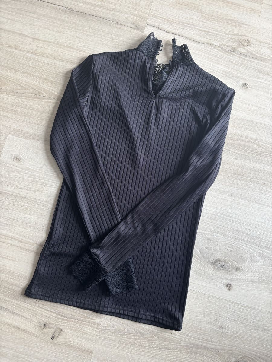 Top: Schickes schwarzes Oberteil mit Spitze – Usato da Walterswil SO venduto da simone111 1