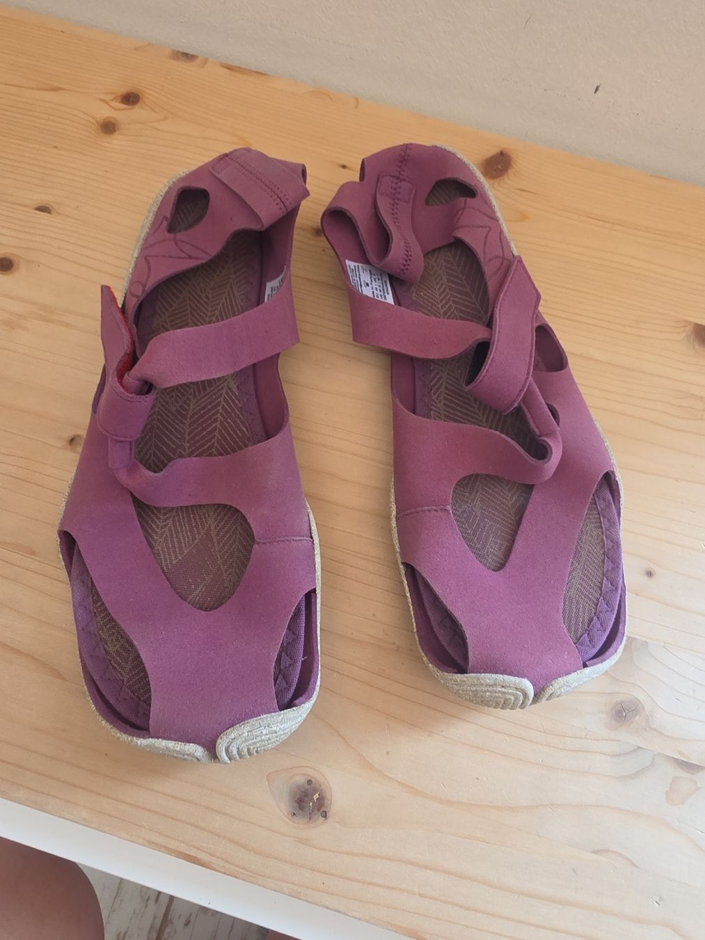 Wildling Damenschuhe: Wildlinge Feder Bordeaux Gr.40 – Neu (gemäss Beschreibung) aus Frauenfeld von mk8_v75w