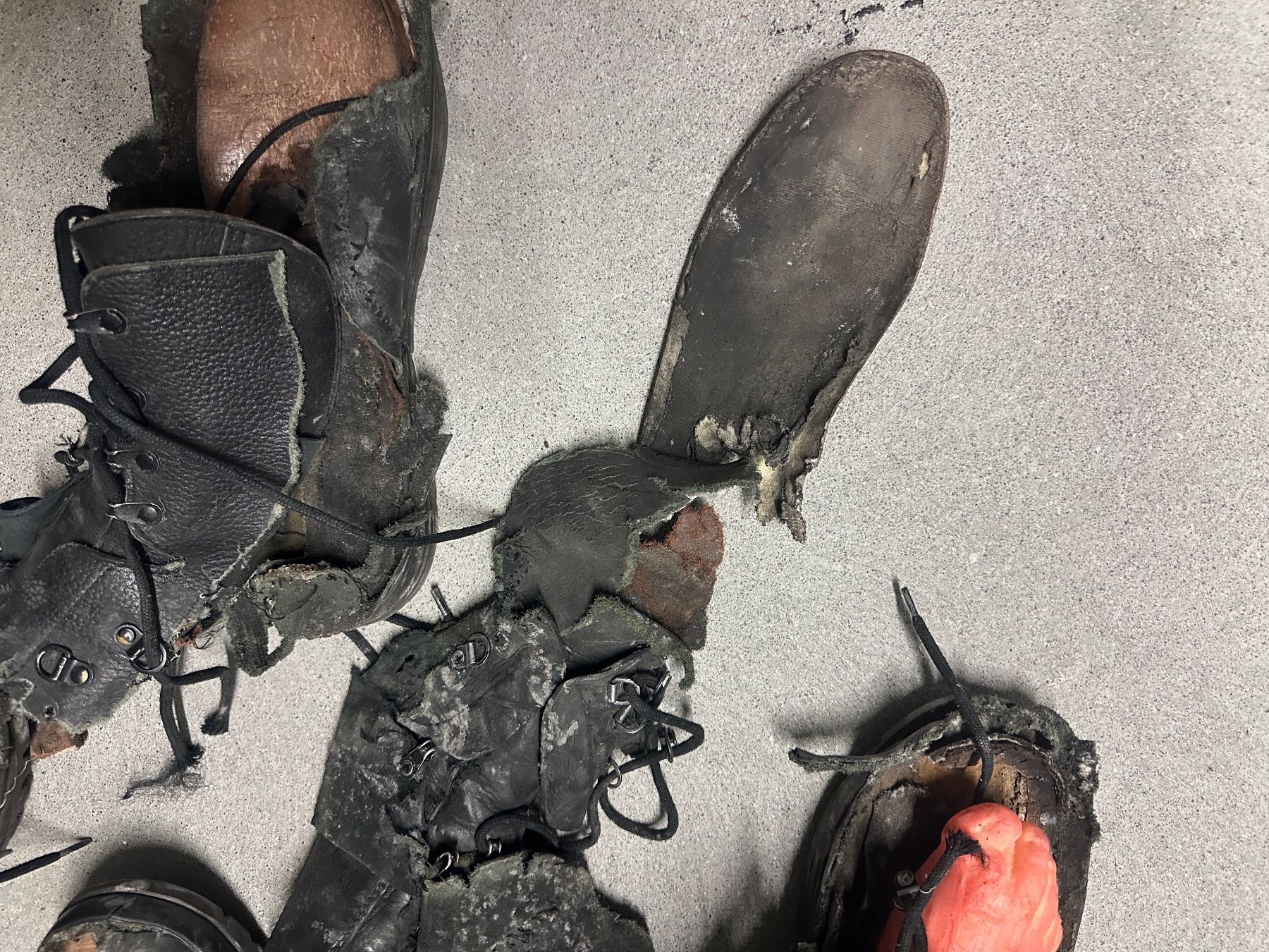 Schweizer Armee Scarpe da uomo: Schweizer Militärstiefel mit Handgranate gesprengt – Usato da Köniz venduto da Infresh8 5