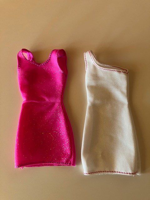 Puppen: 2 robes Barbie - état neuf – Gebraucht aus Les Ponts-de-Martel von Jolisa