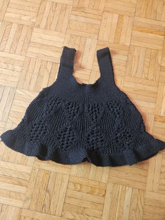 Schickes, handgestricktes, schwarzes Top für den Sommer