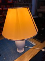 Schöne Lampe mit hellem Schirm, ideal für gemütliche Abende!