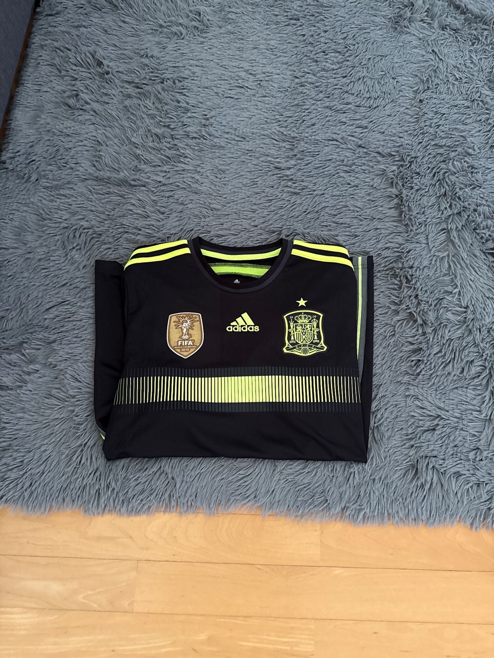 Adidas Canottiere & Pantaloni: Spanien Fussballtrikot 2014 S/M – Nuovo e nell'imballaggio originale da Schindellegi venduto da jer_hz76 2