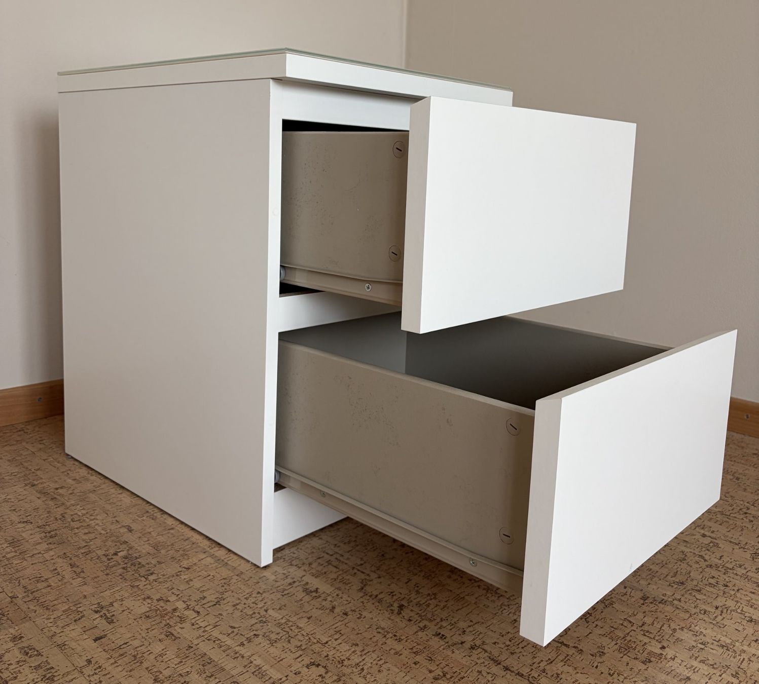 Ikea Comodini: Nachttisch mit 2 Schubladen und Glasabdeckung – Usato da Oberurnen venduto da rol_d5yj 3