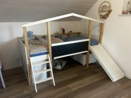 Halbhohes Bett fürs Kinderzimmer mit Regal und zwei Truhen