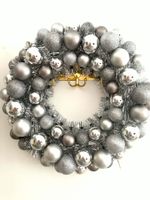 Grössere Weihnachtskranz Silber mit Kugeln Glanz