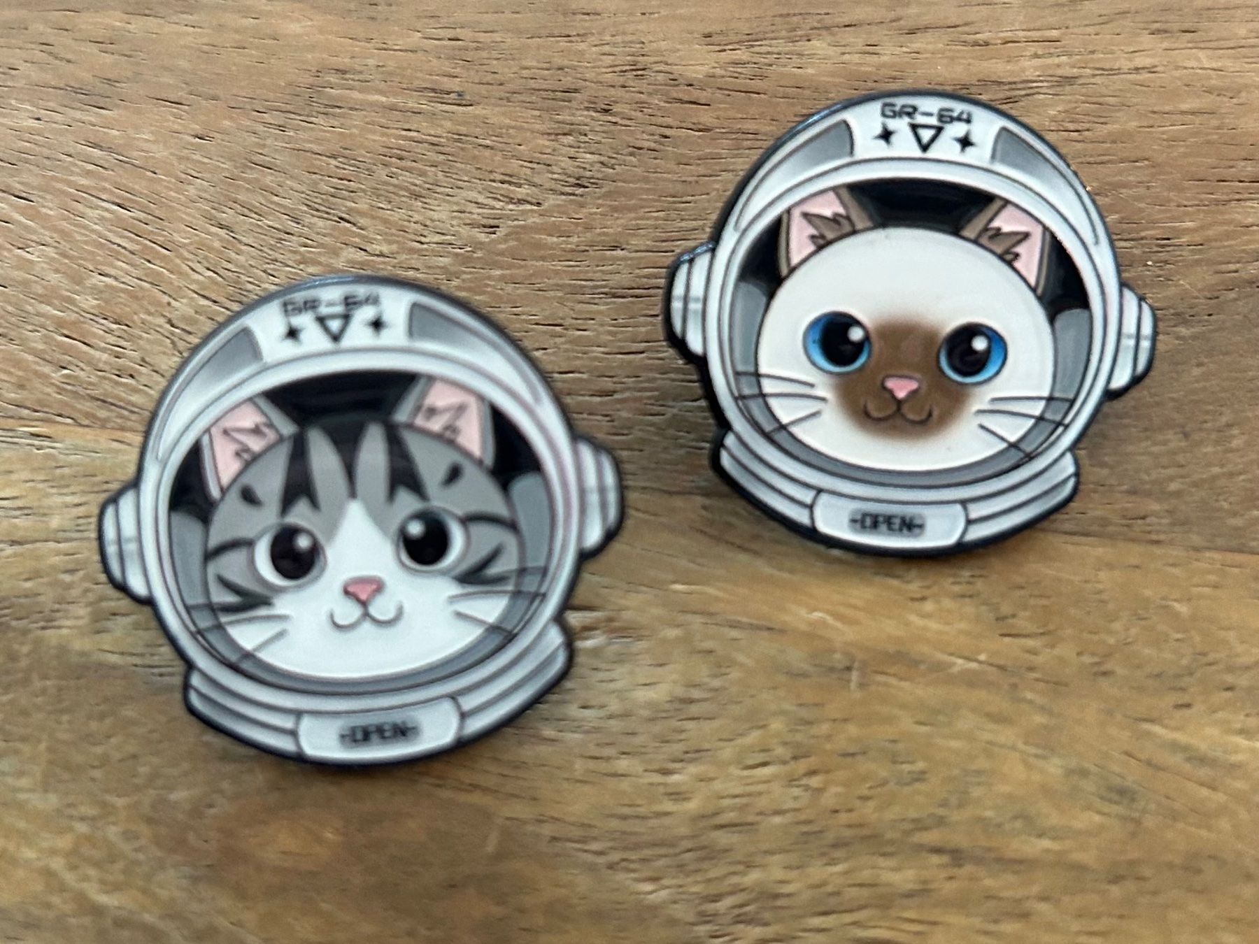 Plaketten & Abzeichen: 2x Pin Katze Astronaut – Neu und originalverpackt aus Geneve von vane267